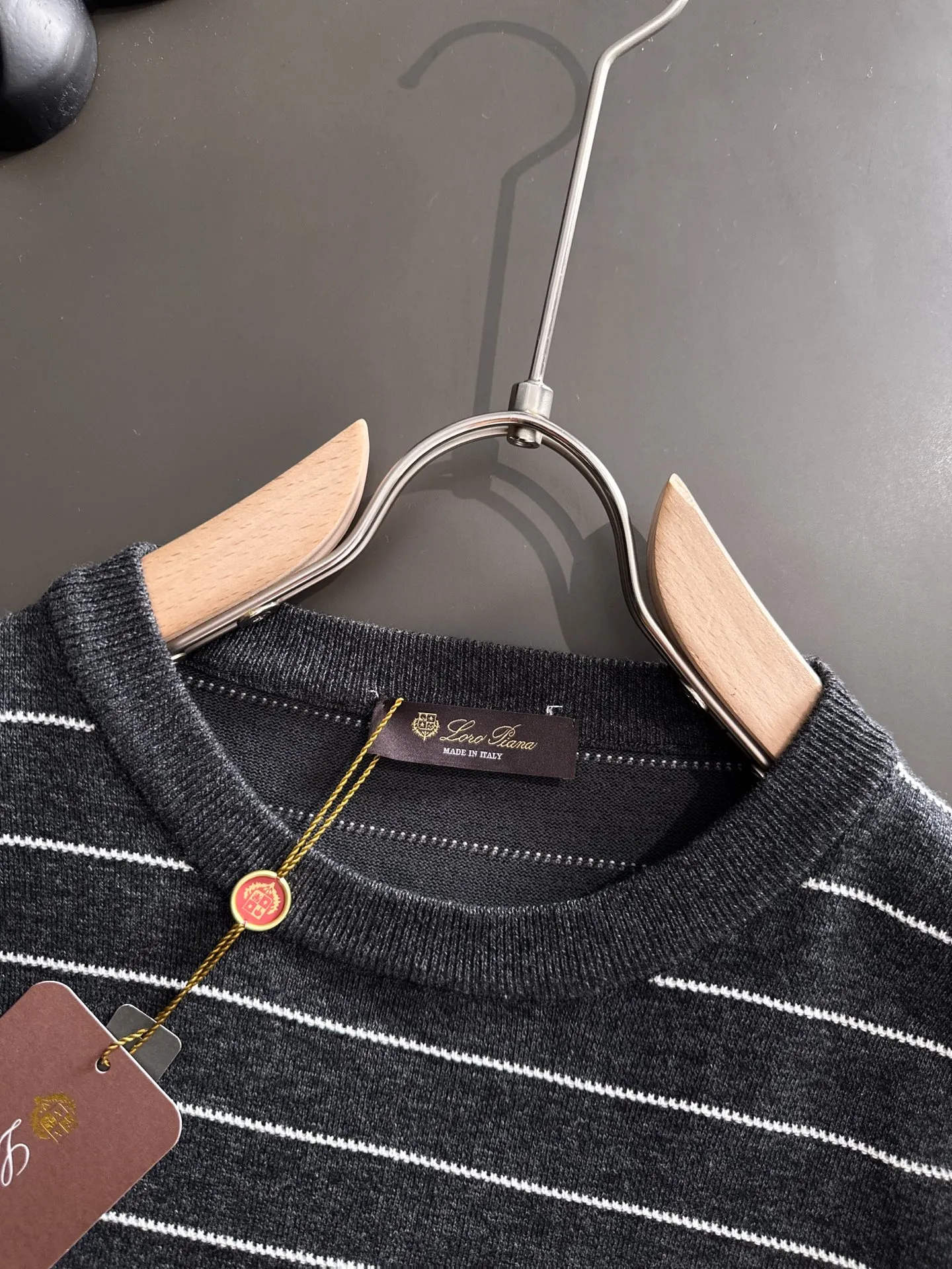 Next day shipment LP high quality Loro Piana 26ss New Arrival men's short-sleeved T-shirt Made of combed cotton yarn knitted cotton fabric, no pressure when entering and exiting the counter Exclusive control of raw materials It feels substantial when weighed, and the upper body is more textured than ordinary T-shirts. This texture can cope with the weather easily and is suitable for both hot and cold! Loose fit design, looks noble. The only correct version is available Size: M to XXXL